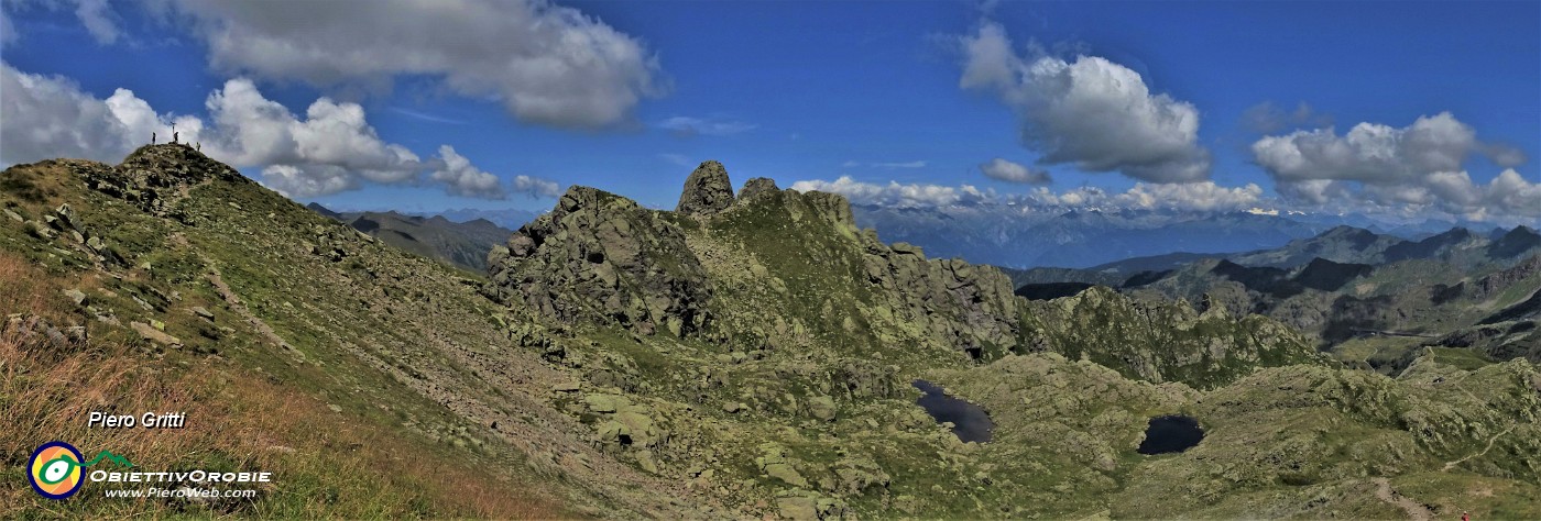 56 Dalla cima di Val Pianella vista panoramica erso la zona del Rif. Benigni .jpg